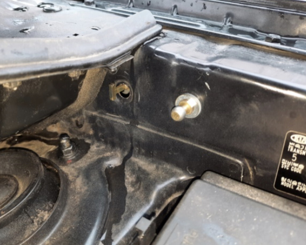 Амортизатор (упор) капота на Kia Sportage 10-10(с 2004 по 2010 г.в.только под 1,6)Autoinnovation