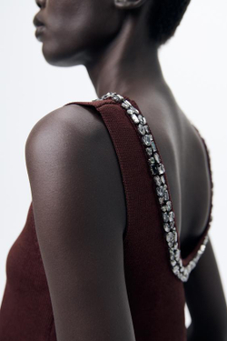 ZARA ОДНОТОННЫЙ ТРИКОТАЖНЫЙ ТОП СО СТРАЗАМИ, ЦВЕТ БУРГУНДСКОГО ВИНА