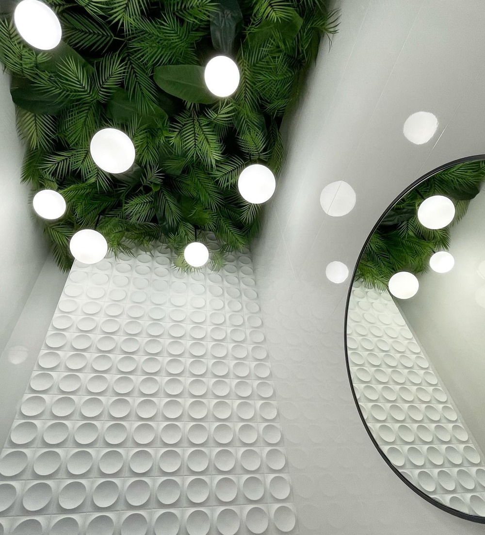 21.12. Озеленение потолка искусственными растениями