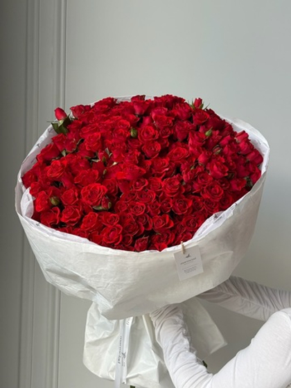 Гранд букет из кустовых красных роз