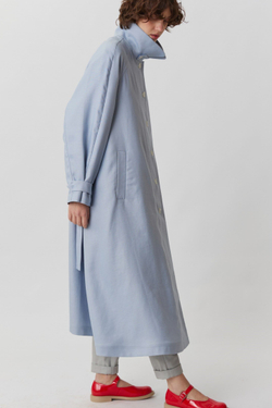 Объемный плащ из голубого льна