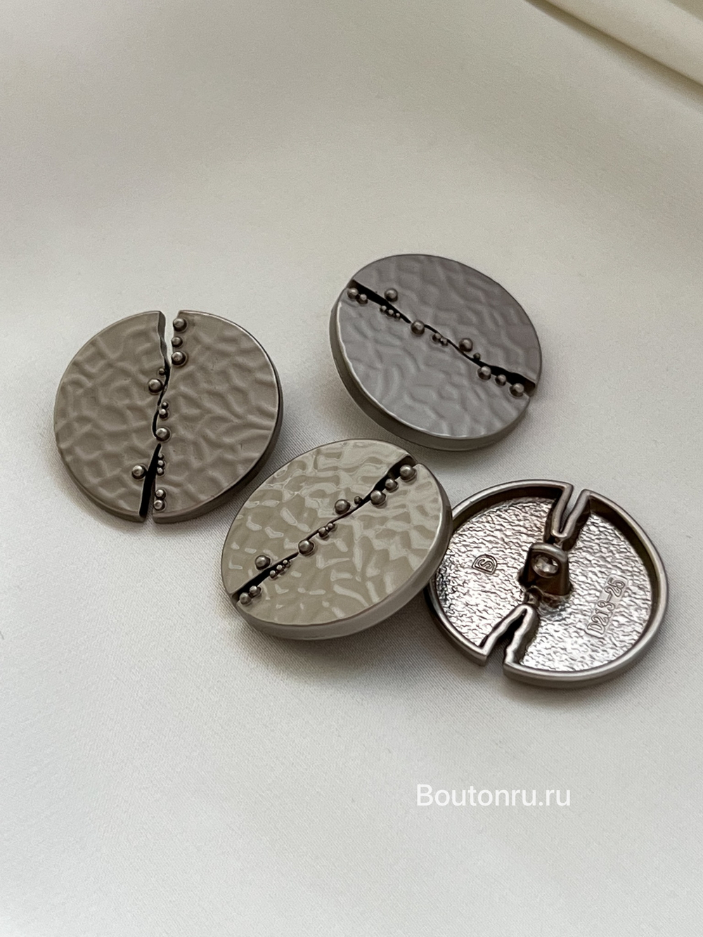 Пуговицы матовое серебро трещина