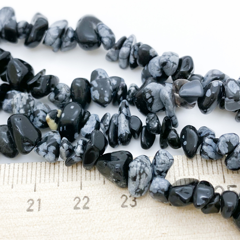 Обсидиан "Снежный" бусины, крошка 4-8 мм, цена за нить 38 см