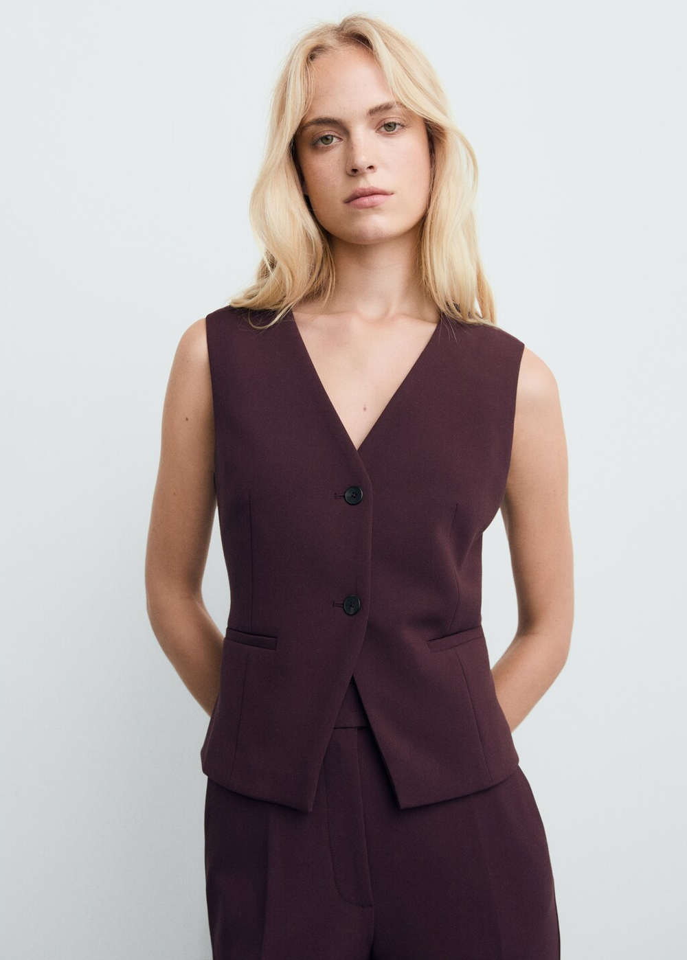 Приталенный костюмный жилет