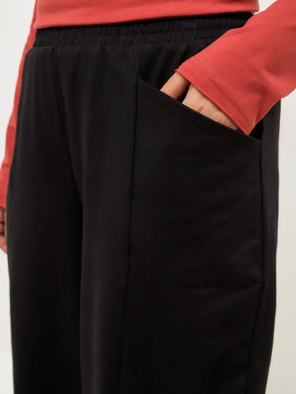 Брюки бананы трикотажные с декоративными швами