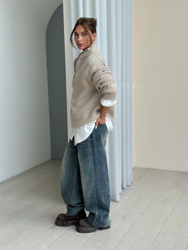 Бежевый свитер на молнии