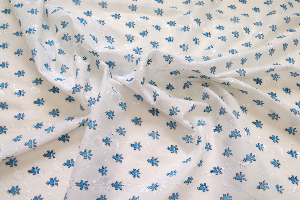 Батист вышивка белый в голубой цветок