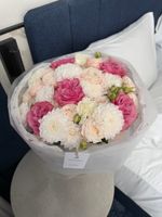 Букет из кустовых пионовидных роз, хризантемы, диантусов и одноголовых роз