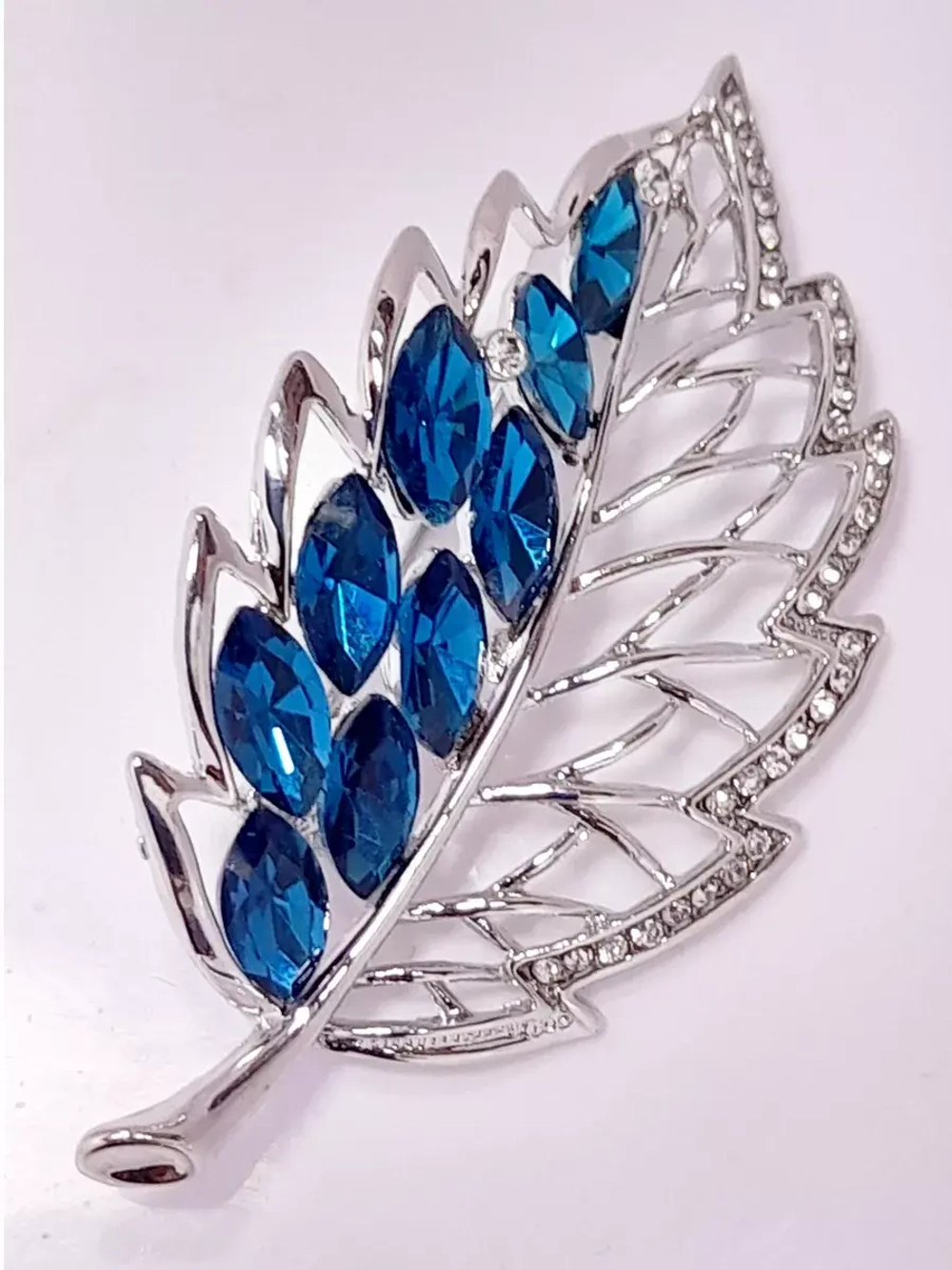 Брошь "Лист с голубыми стразами"