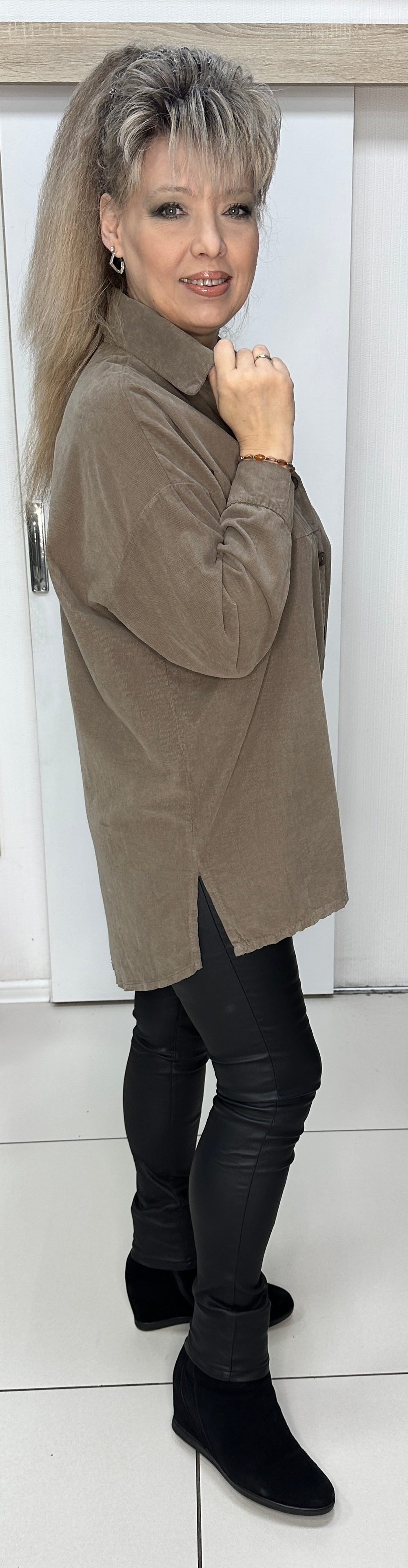 Итальянский блузон-рубашка из микро вельвета в цвете капучино