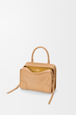 Loewe Маленькая сумка Amazona 180 из мягкой телячьей кожи, бежевый