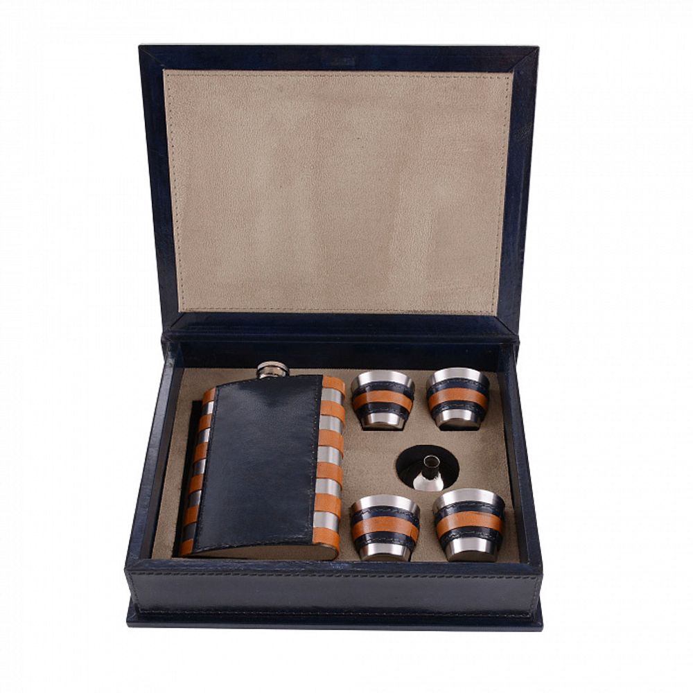 Набор из фляжки и четырех стопок