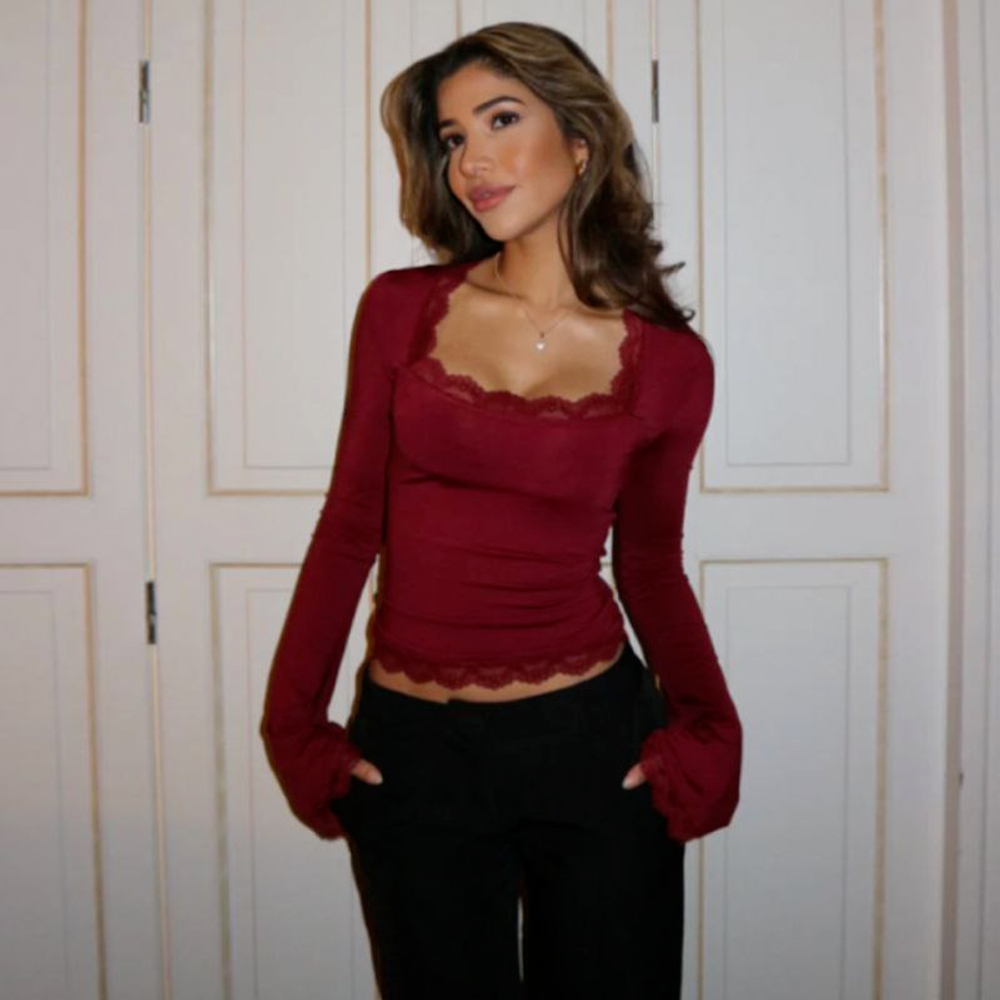 Женский лонгслив с кружевом