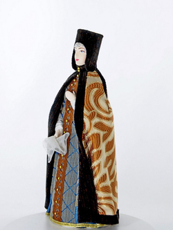 Кукла коллекционная фарфоровая в ездовом костюме царицы.