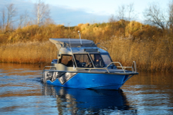 Лодка Беркут L-HT Open. В наличии. Цвет Черный низ - серый верх