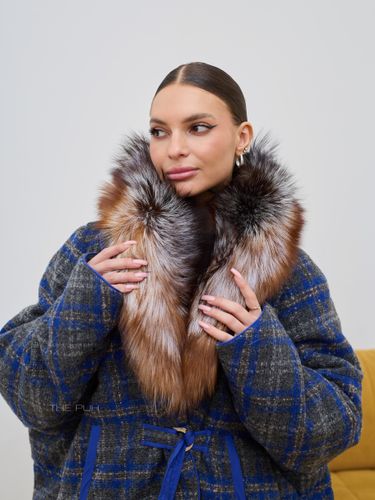 Синий текстильный пуховик в клетку с мехом енота