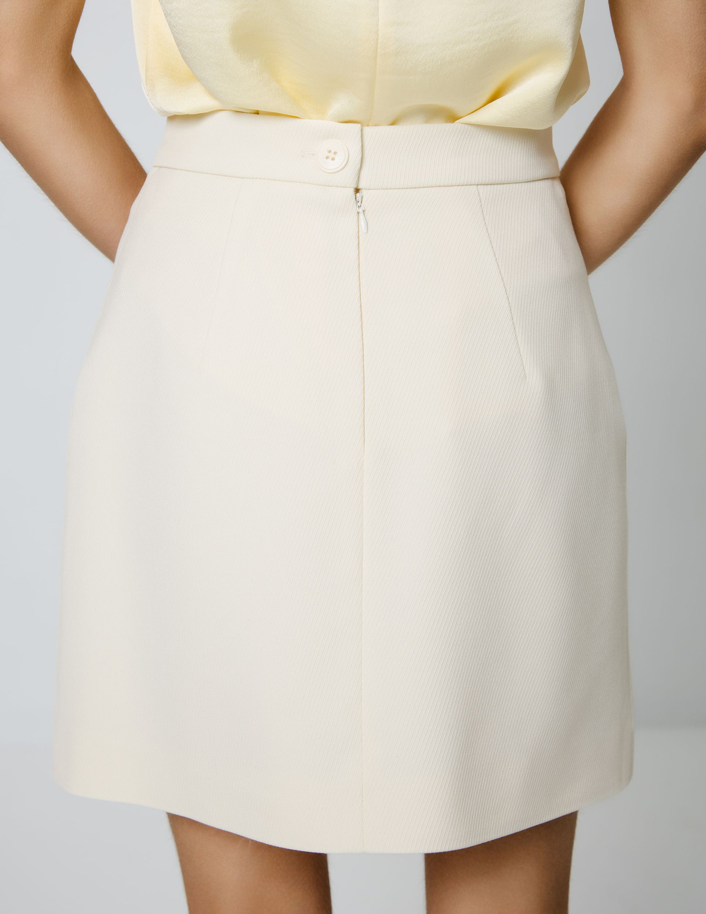 Юбка из диагональной ткани мини молочная