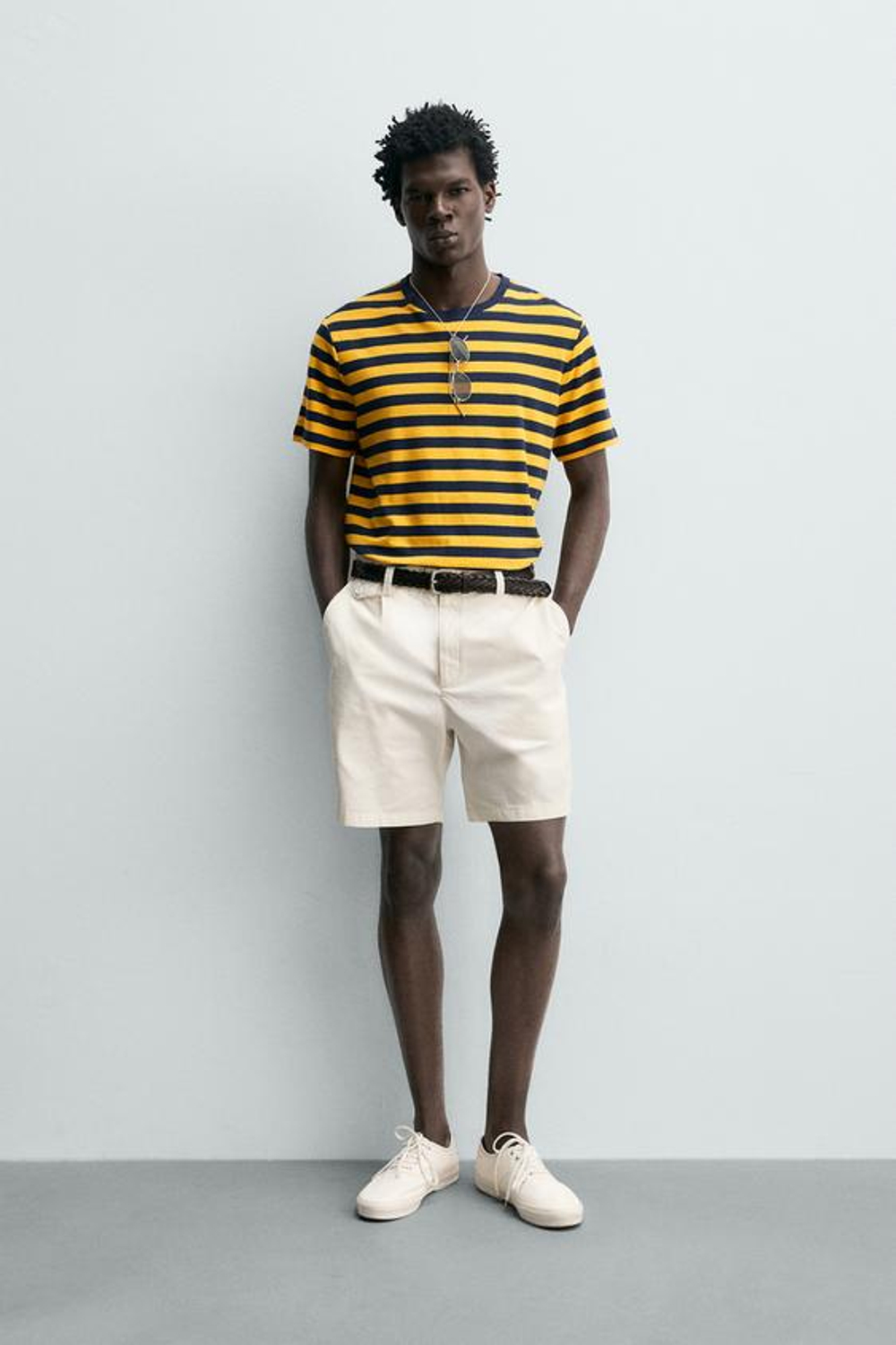 ZARA ШОРТЫ REGULAR FIT СО СКЛАДКАМИ, ЖЕЛТОВАТО-БЕЛЫЙ