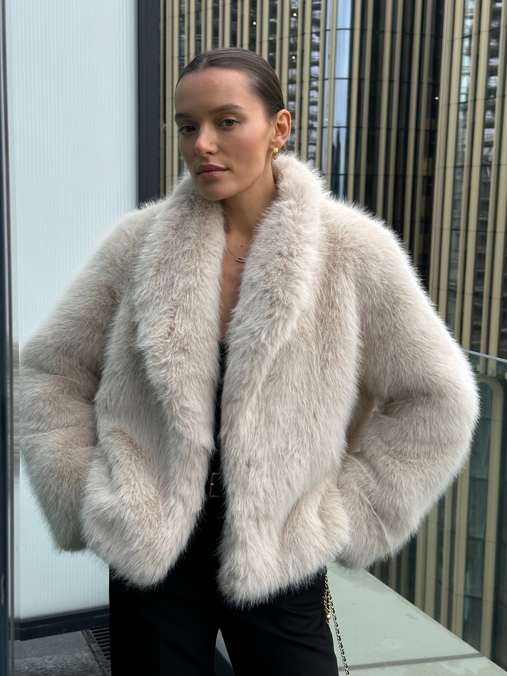 Шуба из эко-меха укороченная кремовая