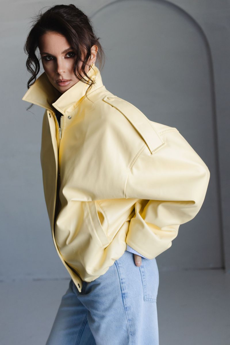 Бомбер из эко-кожи лимонный