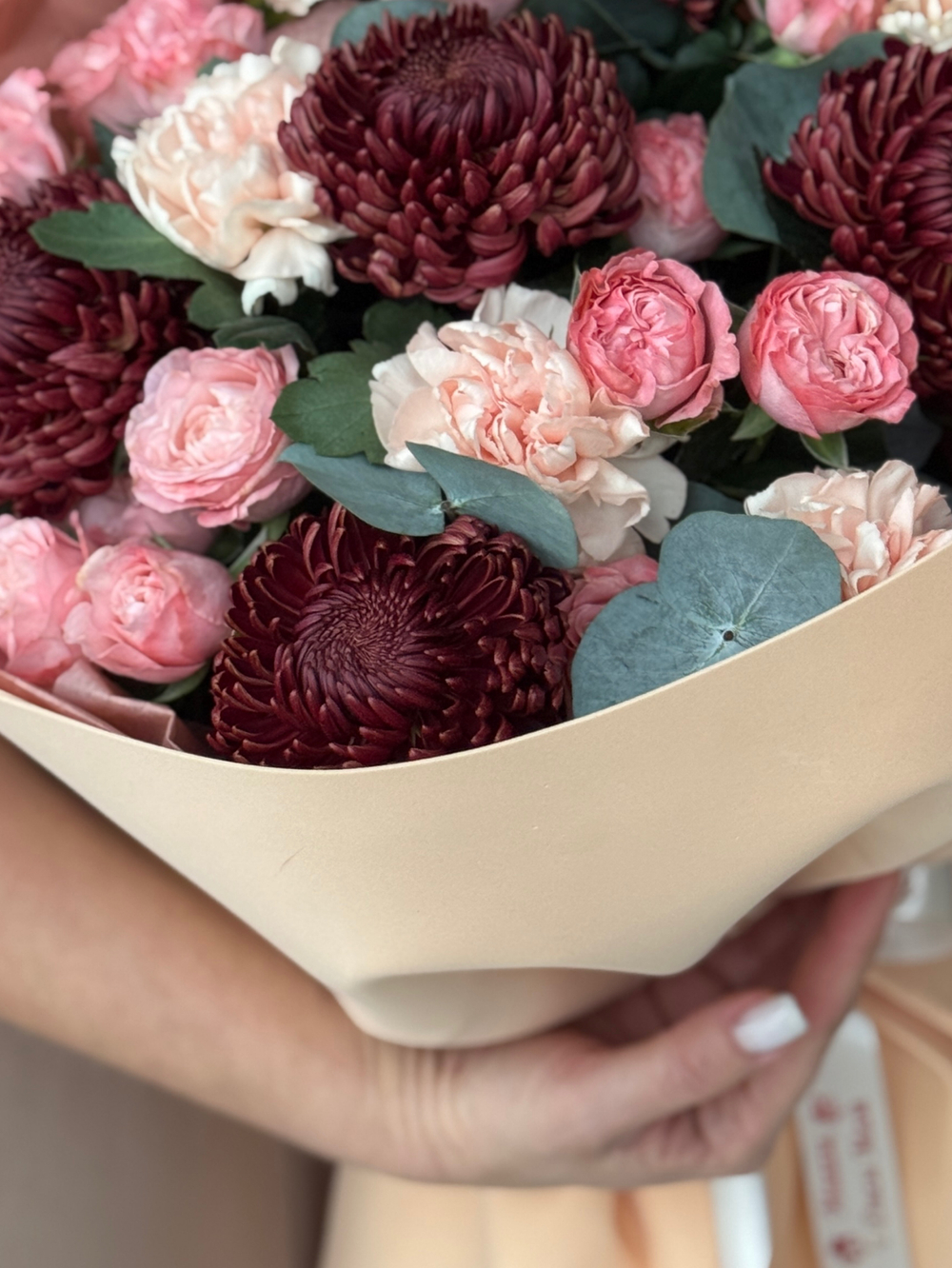 Рубиновые оттенки хризантем Бигуди, диантусы, кустовые пионовидные розы и эвкалипт в букете от Флора Маркет