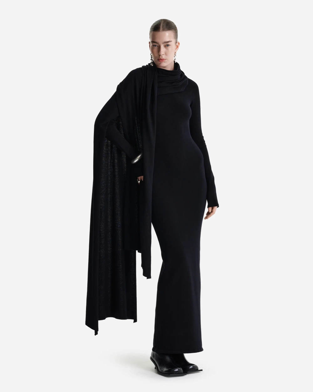 Вязаное платье макси с шарфом-шлейфом