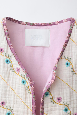 ZARA СТЕГАНАЯ КУРТКА С ВЫШИВКОЙ В ВИДЕ ЦВЕТОВ, ЭКРЮ