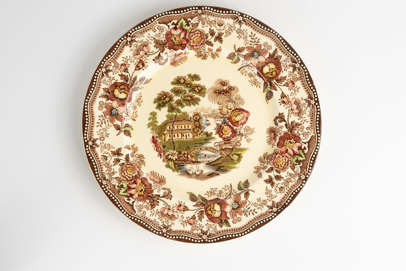 Столовая тарелка с усадебным сюжетом из серии «Tonquin by Clarice Cliff»
