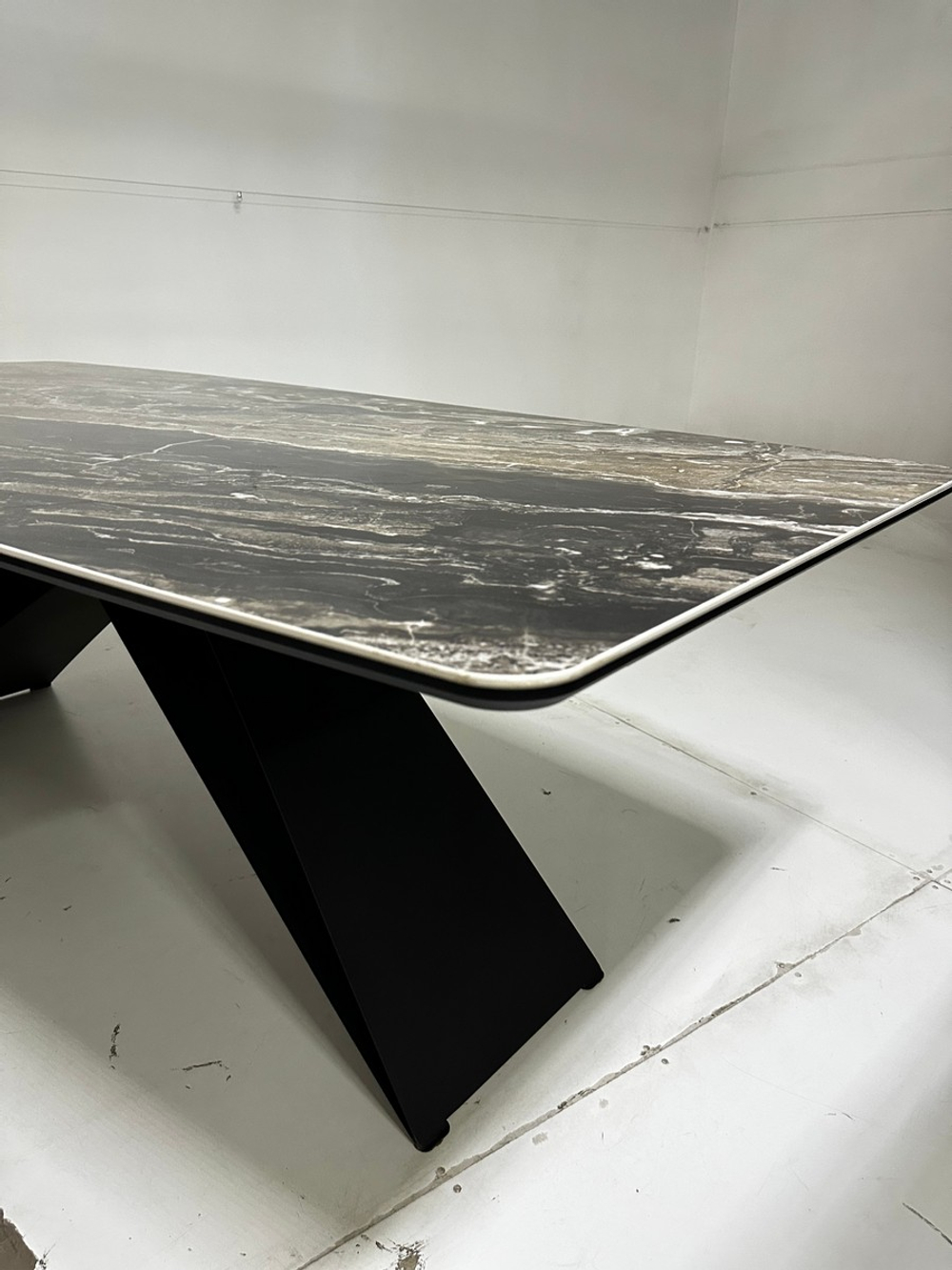 Стол М-City DISAUR Марсель 220 Риттер (Ritcher Dove Amadeus), керамика, Черный каркас