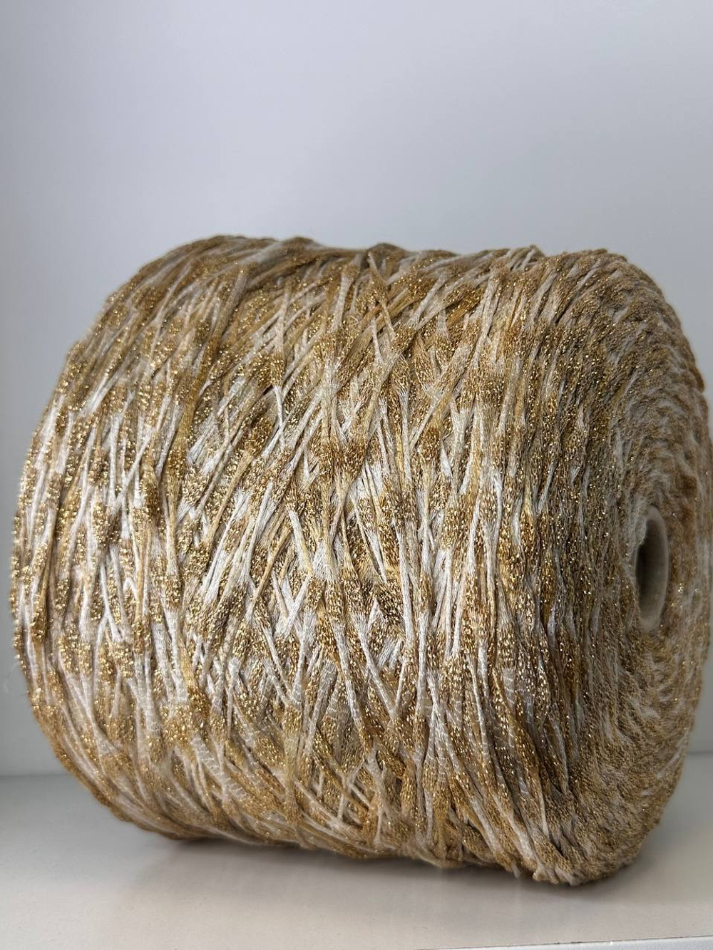 529/T - AVIA S.p.A.; вискоза, люрекс, п/а; 600м/100гр; col. 700, цвет: бежевый шнурок с золотым люрексом; S702; МР