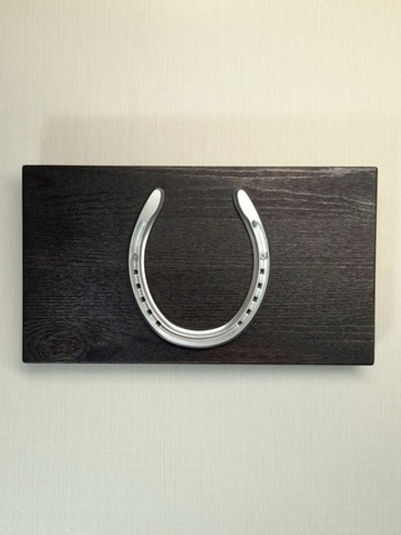 Подкова-сувенир «серебро» на черном. Панно на стену