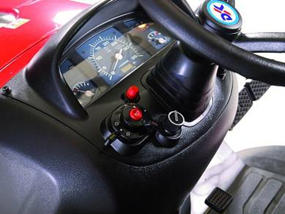 Трактор Branson 2500 с кабиной