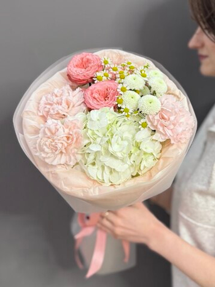 Авторский букет с гортензией в розовой гамме