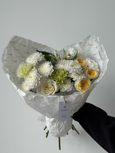 Букет сборный из хризантемы, альстромерии, кустовых пионовидных роз и диантусов