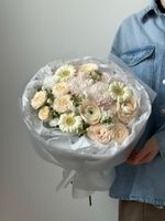 Букет из кустовых пионовидных роз, минигерберы, маттиолы и ранункулюсов