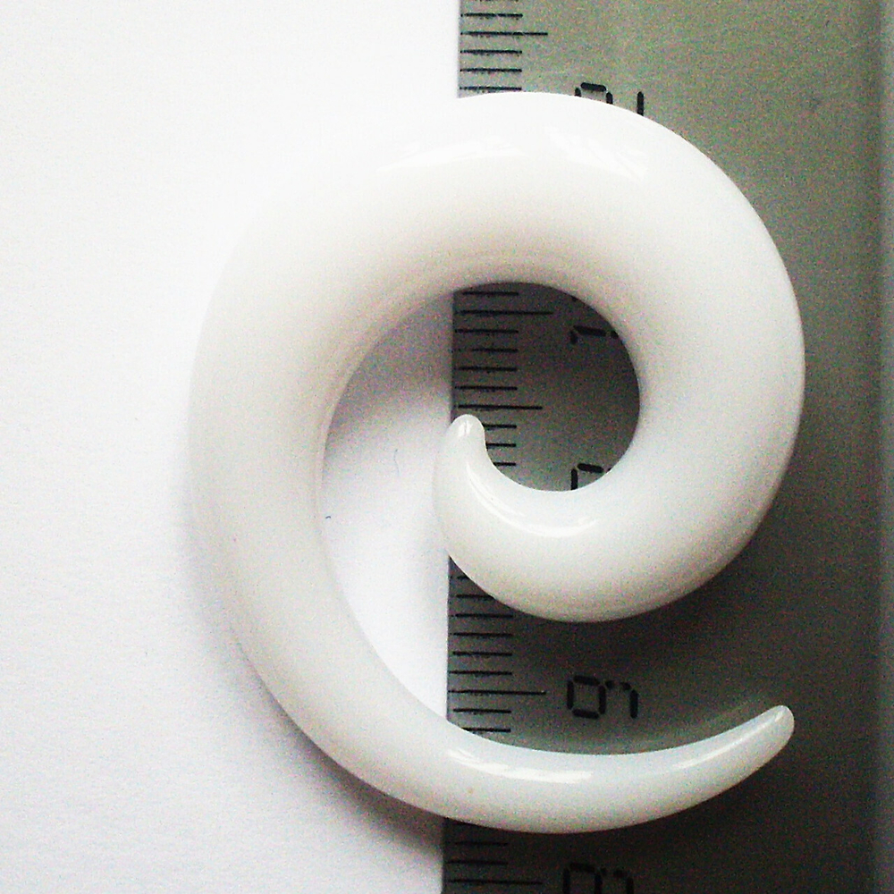 Растяжка спираль из акрила 10 мм для пирсинга ушей. Белая
