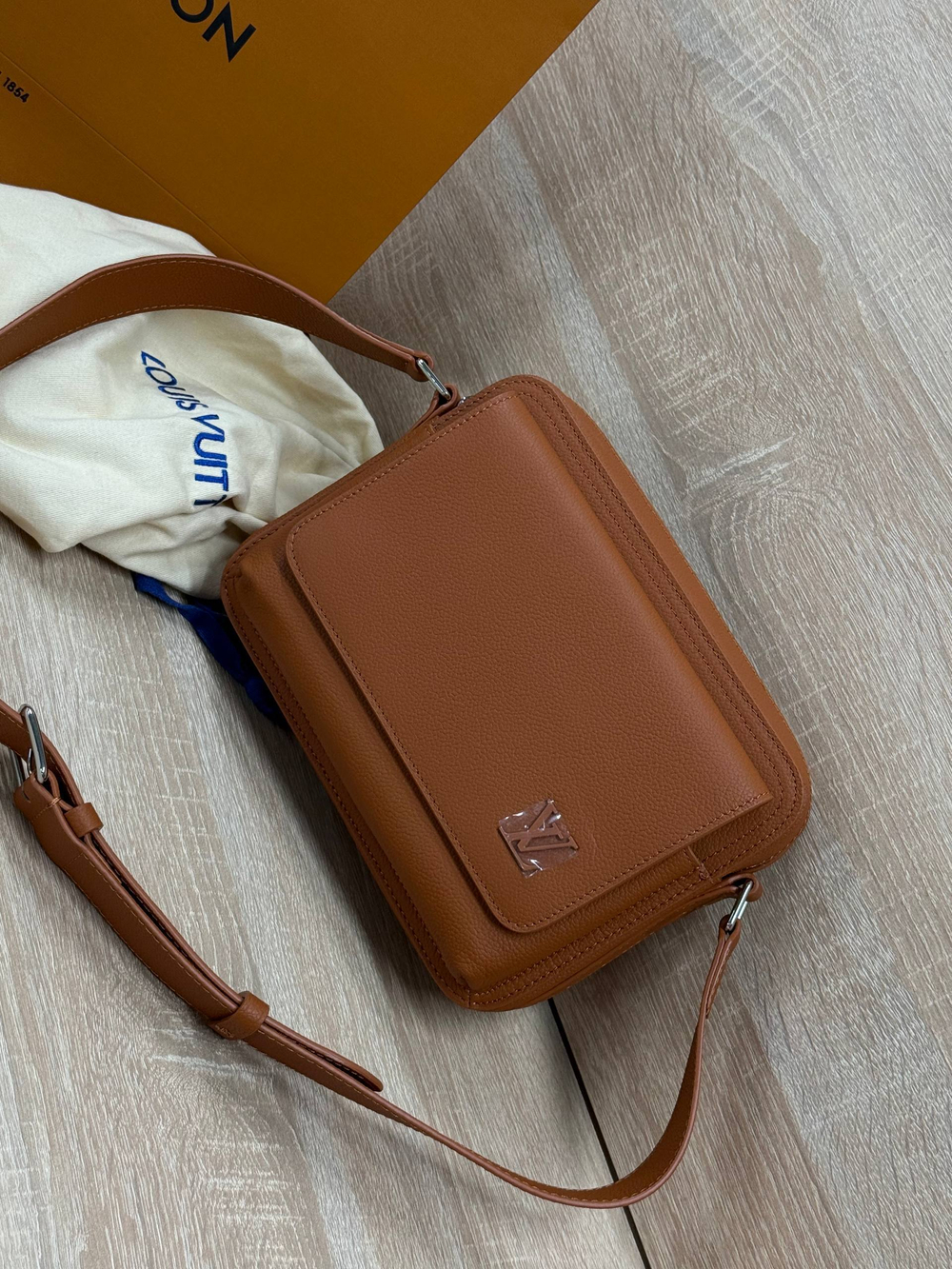 Сумка-мессенджер Louis Vuitton