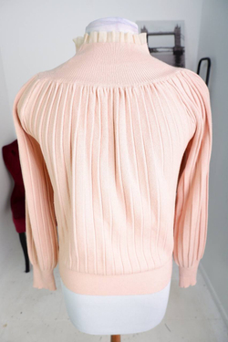 Джемпер нежного цвета, визуально на 46 размер