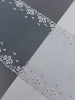 Вышивка на сетке светло-голубая с белым и лиловым неэластичная ширина 31 см