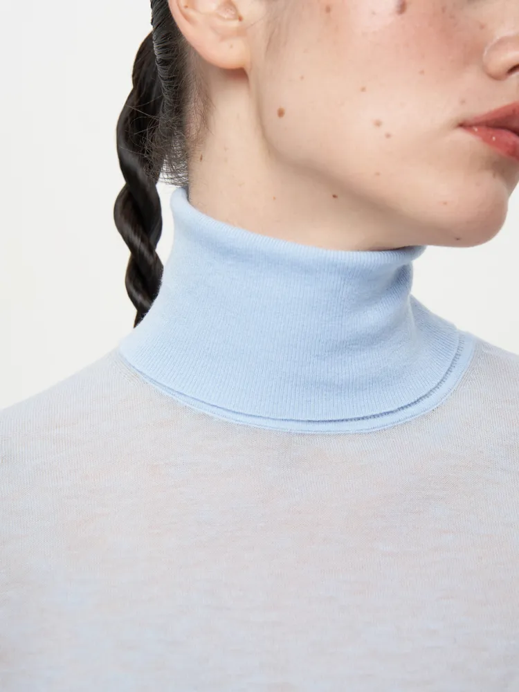 Голубая водолазка из шерсти