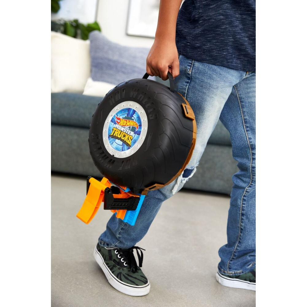 Hot Wheels Monster Trucks - Набор "Трюковая шинная арена" + 2 автомобиля GVK48 / артикул   GVK48  / GTIN 887961928433