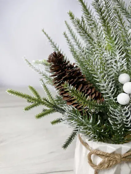 Новогодняя настольная композиция с белыми ягодами и шишкой 35 см., Christmas DeLuxe (89295)