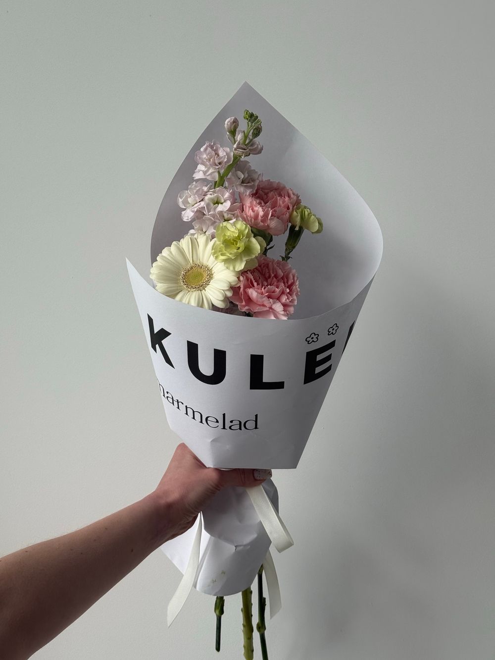 Кулек сборный из диантусов, маттиолы и минигерберы