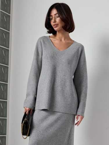 Трикотажный костюм с юбкой серого цвета