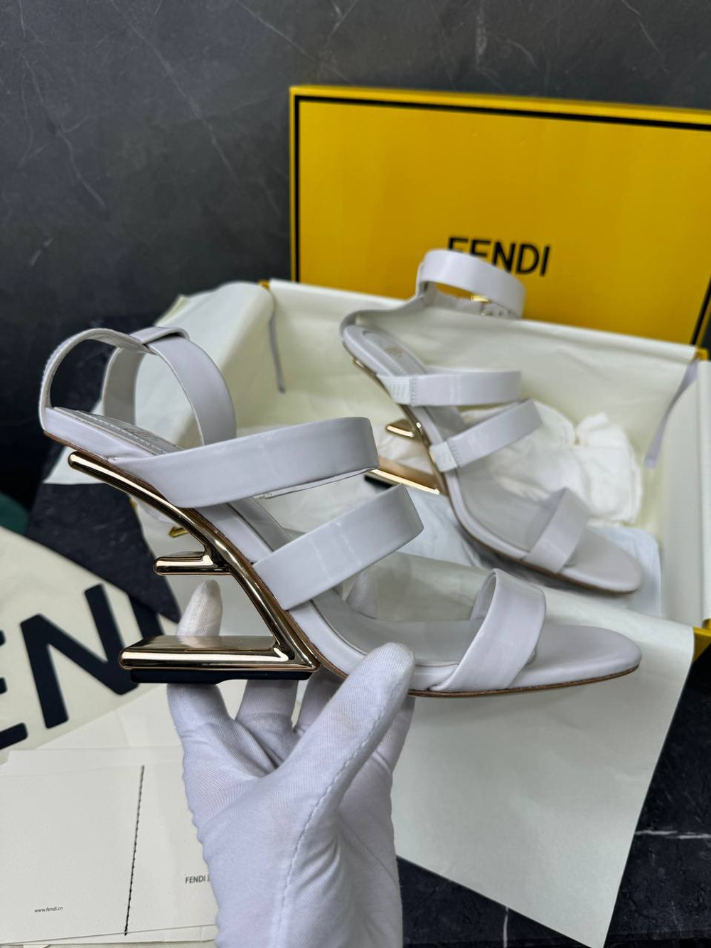 Босоножки Fendi