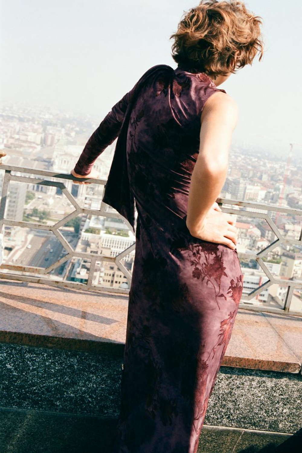 ZARA ДЛИННОЕ ПЛАТЬЕ С ПРИНТОМ И ПЛАТКОМ, СВЕТЛО-ГРАНАТОВЫЙ