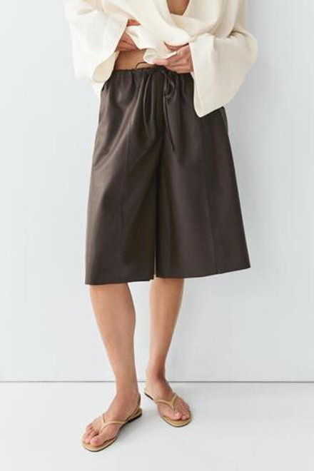 Massimo Dutti Длинные шорты из кожи наппа, коричневый