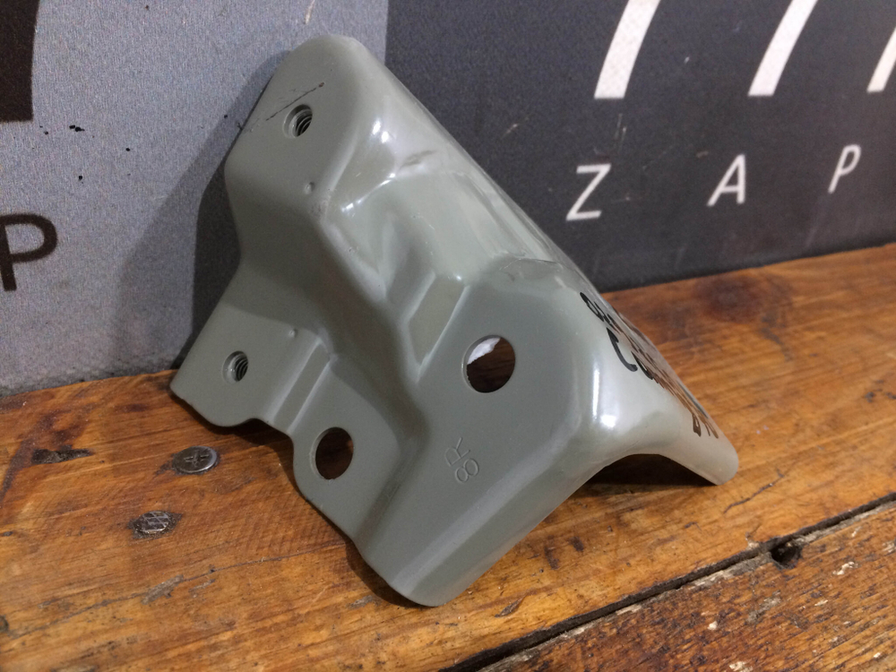 Кронштейн крыла правого Toyota Camry (XV70) Новый Оригинал 5383533110