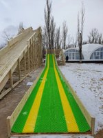 Зимняя деревянная горка