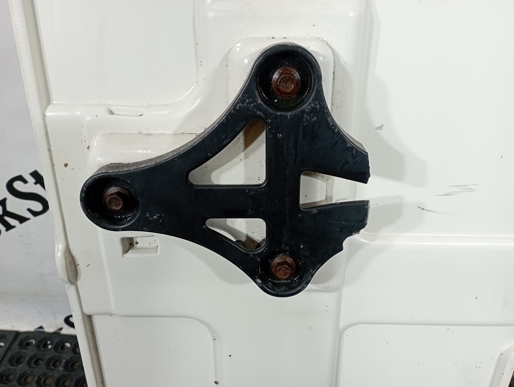 Спойлер кабины боковой левый 2023г